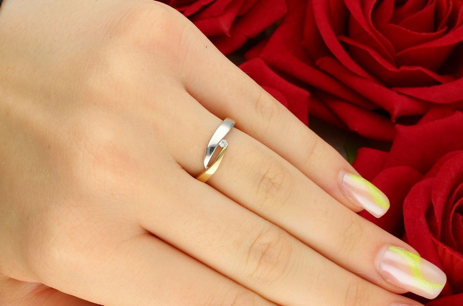 Złoty pierścionek z diamentem Harmonia Blasku 585  Żółte i białe złoto  Rozmiar 11.jpg